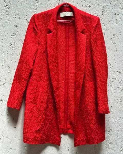 Abrigo rojo largo labrado