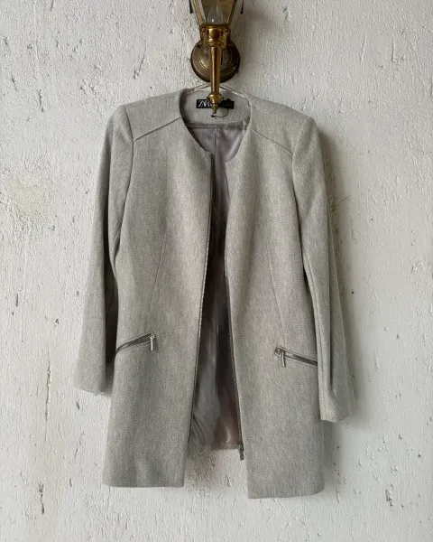 Abrigo gris de lana elegante