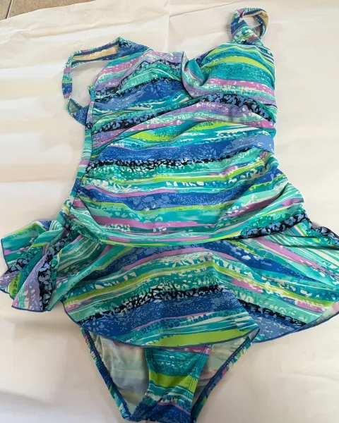 Trío de vestidos de baño con falda incluido
