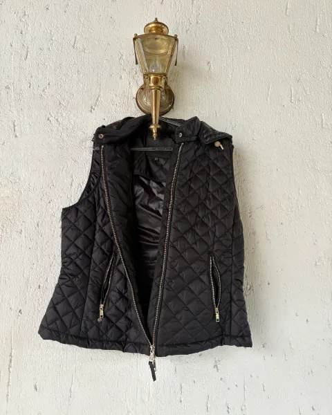 Chaleco negro con gorro elegante