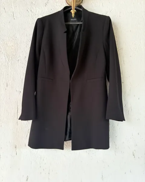 Abrigo negro elegante largo de solapas