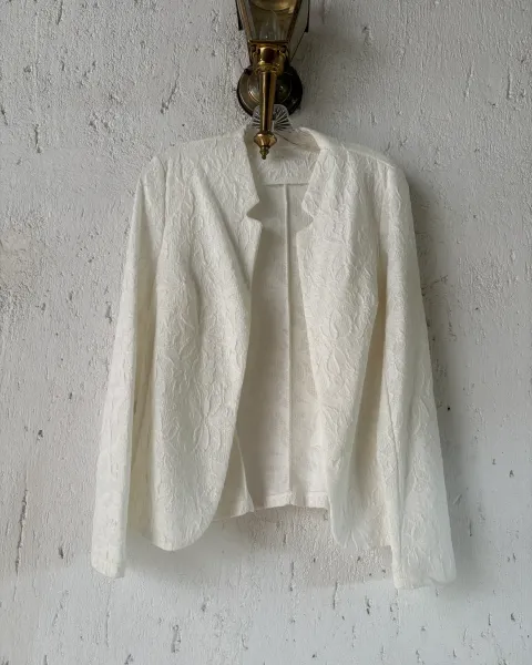 Blazer blanco labrado liviano