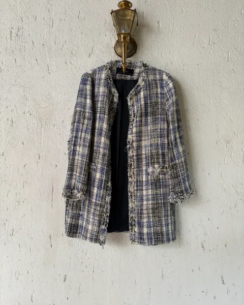 Abrigo largo tipo tweed negro con azul