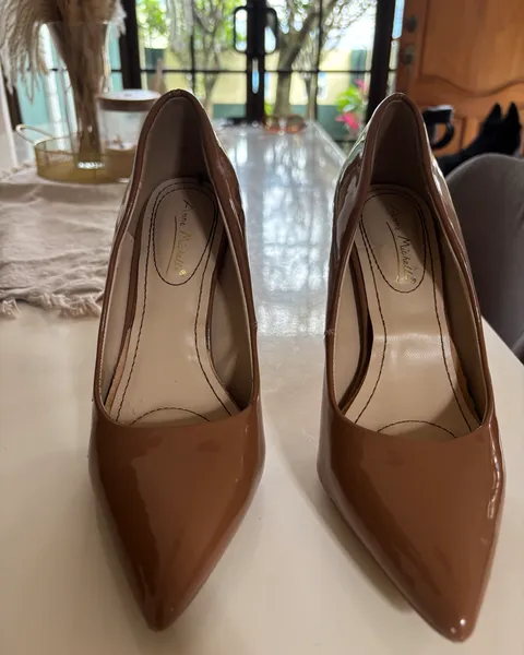 Zapatos beige de charol