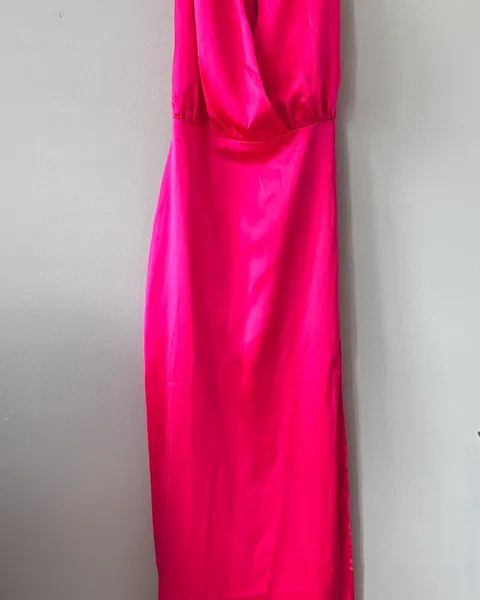 Vestido largo fucsia satinado