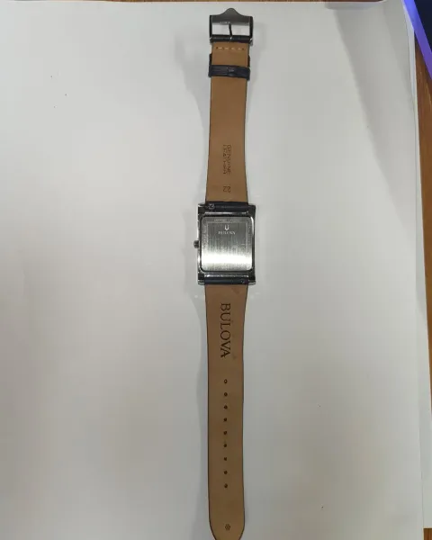 Reloj Bulova Clásico Rectangular - Cristal de Zafiro y Correa de Cuero