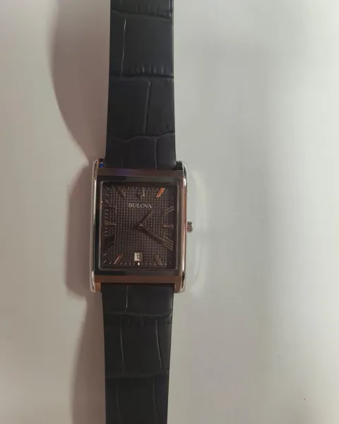Reloj Bulova Clásico Rectangular - Cristal de Zafiro y Correa de Cuero