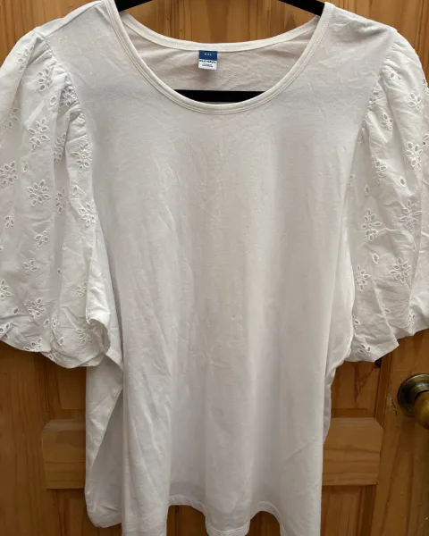 Blusa con flores en mangas