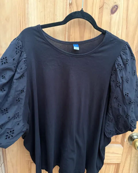 Blusa con flores en mangas