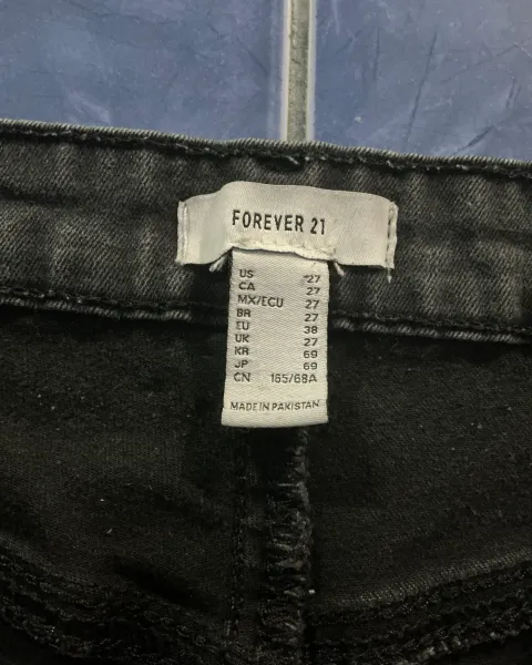 Jeans negro Forever 21.