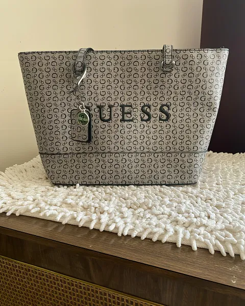 Bolso gris de mujer
