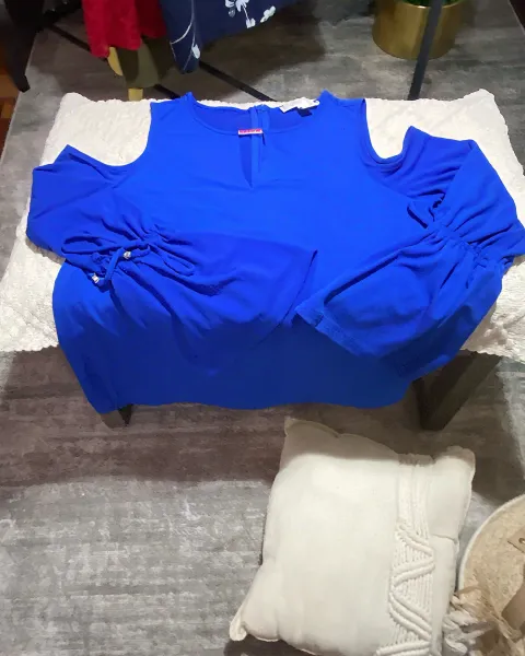 Blusa azul de hombros descubiertos-Mujer