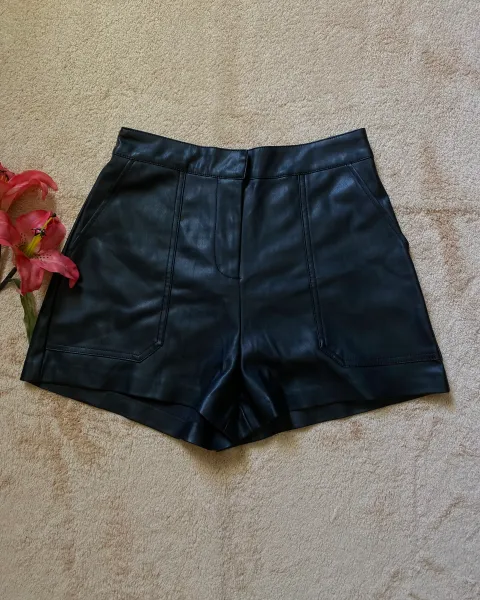 SHORT DE CUERINA