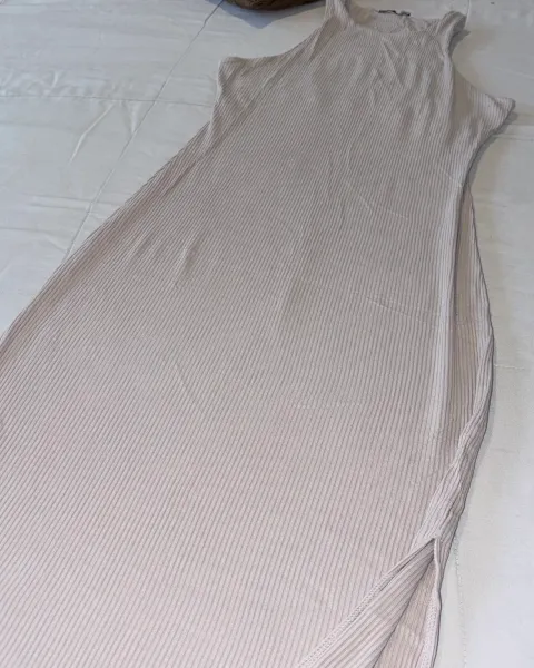Vestido beige largo abierto