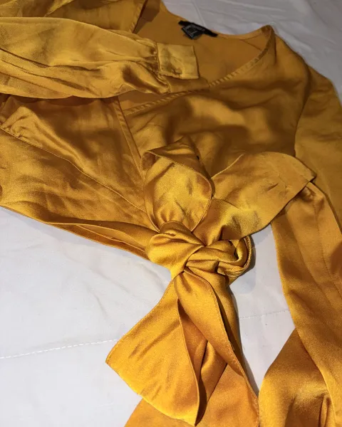 Camisa tipo seda mostaza