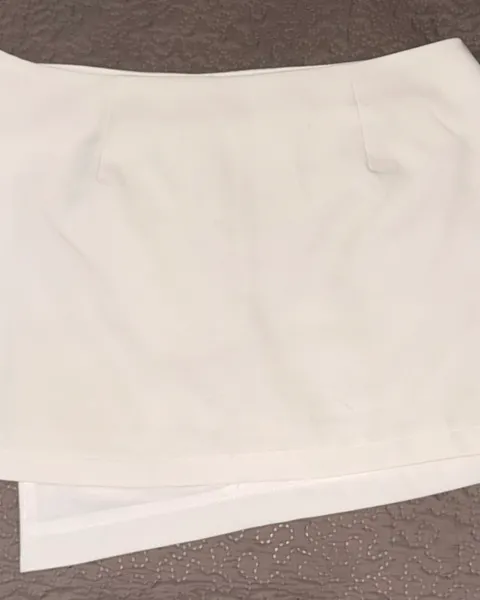 Falda blanca tipo skort