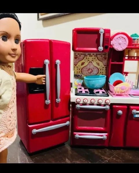Set Our Generation: Cocina Gourmet Roja con Refrigeradora y Muñeca de 18 pulgadas