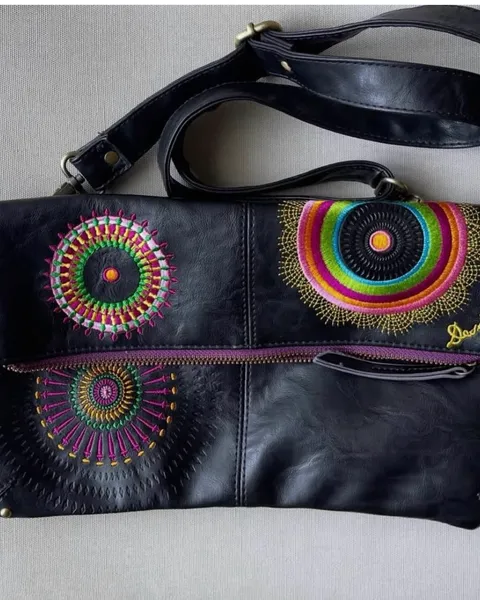 Bolso Desigual piel negro bordado
