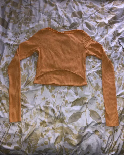 Crop-top Zara / Manga larga mostaza / cut-out en el abdomen