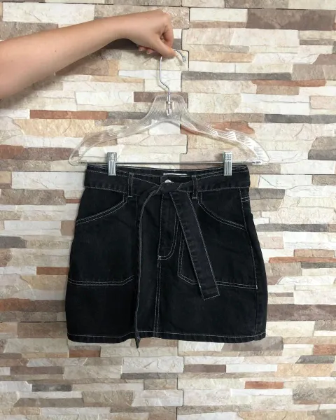Falda - Enagua de Mujer - Marca Forever 21 - Tela de Jean negro - Talla S - Cinturón incluído