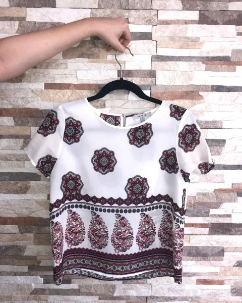 Blusa de mujer blanca con patrón en tonos cálidos - Talla S