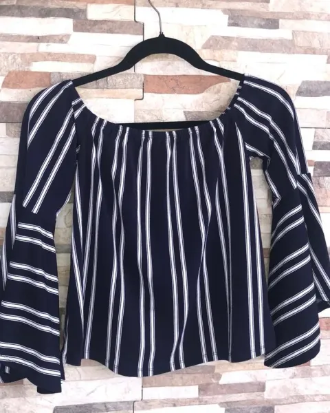 Blusa Marca Express de Mujer / Talla XS / Cuello elástico "off the shoulder" / Mangas anchas / Azul con rallas blancas