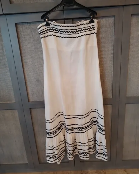 Vestido blanco con cinta negra
