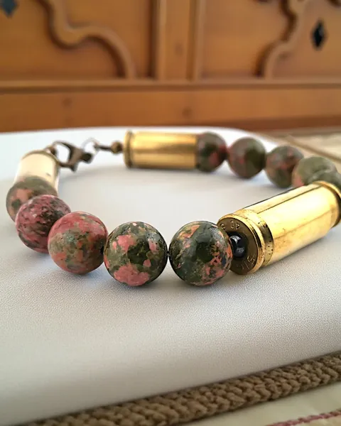 Pulsera en Piedra y Casquillos de Bala