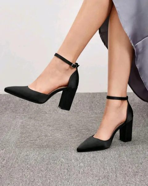 Tacones negros de punta triangular