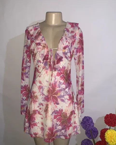 Vestido de seda hermoso corto