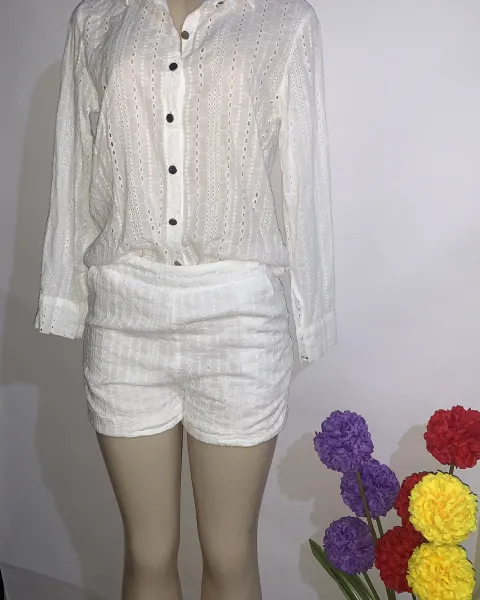 Conjunto short y blusa manga larga de encaje