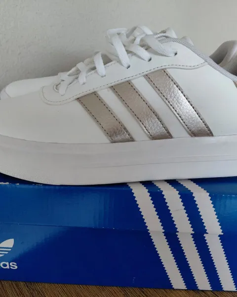 Tennis casuales color blanco con rayas plateadas