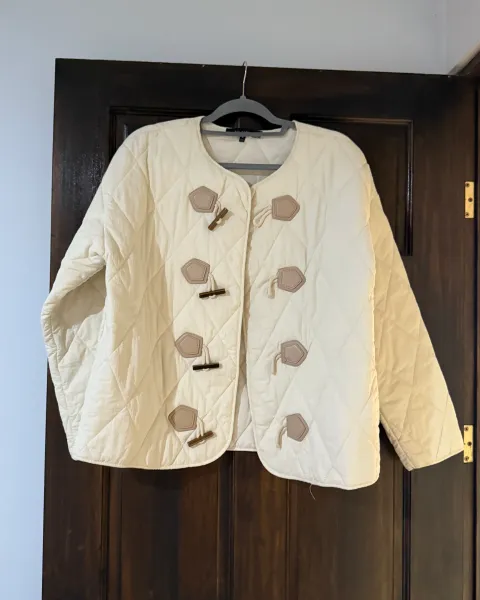 Abrigo impermeable crema
