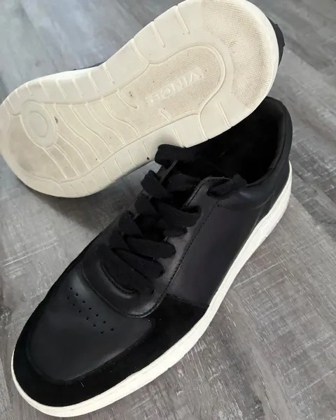 Zapatos VINCE negros, casuales.