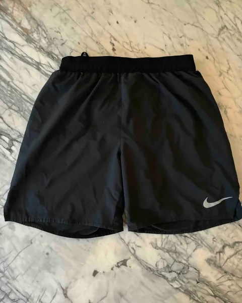 Se vende short negro Nike para hombre - Talla M