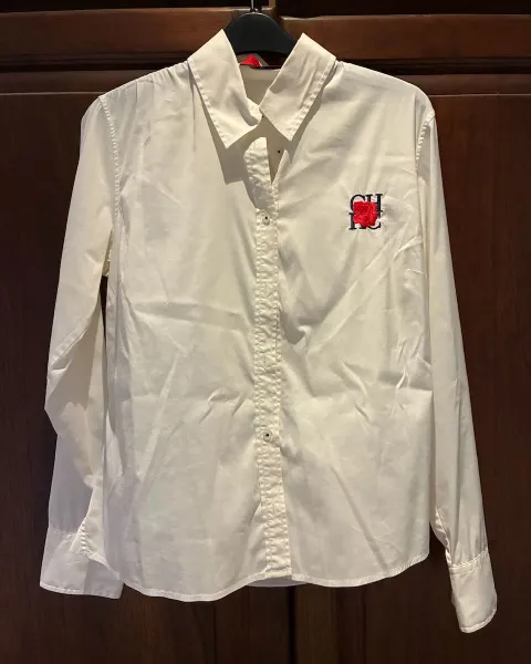 Camisa Carolina Herrera con logo bordado rojo