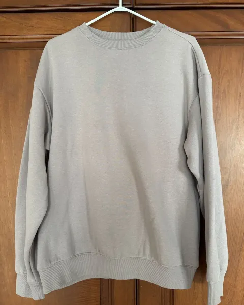 Suéter H&M Relaxed Fit color gris con toque rosado (Talla S)