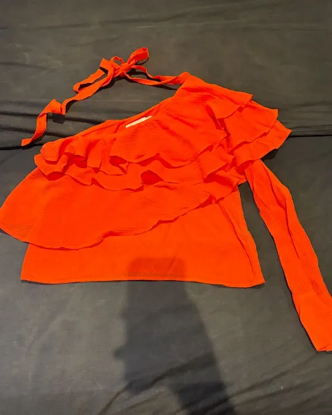 Blusa asimétrica Line + Dot color naranja con volantes (Talla M)