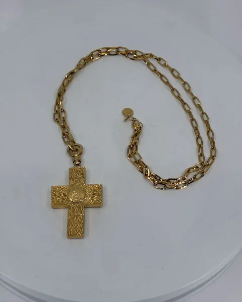Cadena con dije en cruz dorada