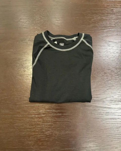 Camiseta REI Kids Negra Manga Larga Talla M (10-12)