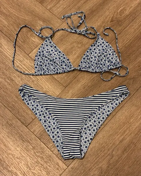 Bikini azul con flores y rayas / 98 Coast
