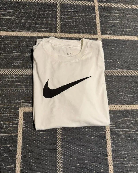 Camiseta Nike Dri-Fit Blanca Logo Negro Kids Talla M