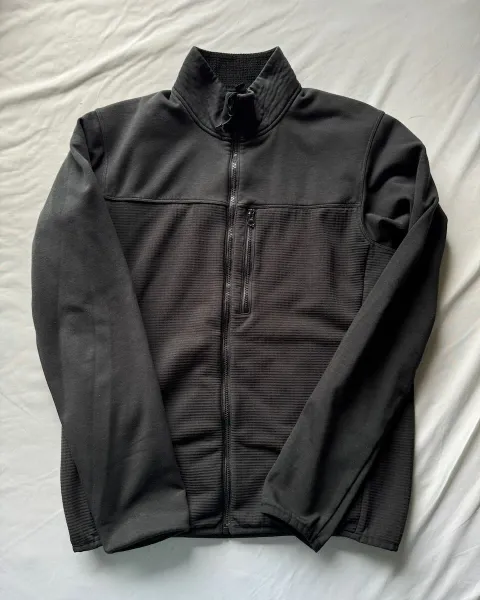 Chaqueta negra Uniqlo talla S en excelente estado 🖤