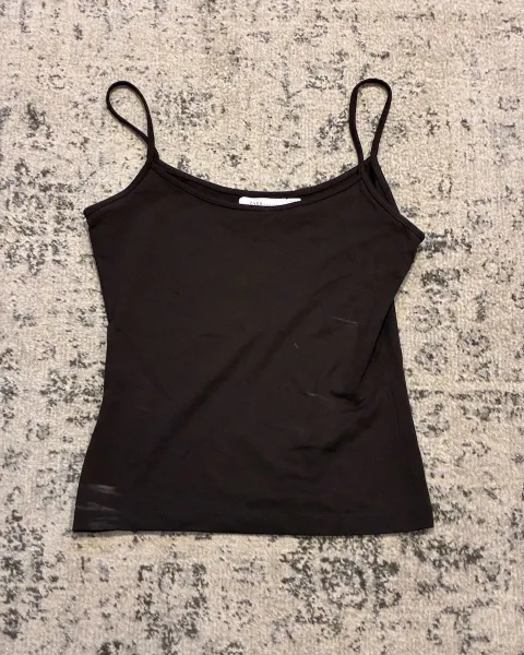 Top básico negro de tirantes ZARA (Talla M)