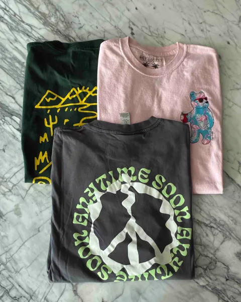 Combo de 3 camisetas gráficas – M (una S que calza como M)