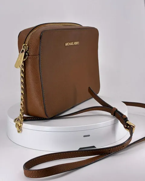 Michael Kors - Crossbody de cuero color café con cadena dorada