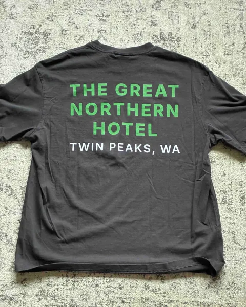 Camiseta negra H&M Twin Peaks con diseño trasero - L