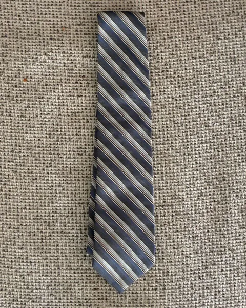 Vendo corbata Perry Ellis Portfolio, rayas clásicas azul y gris