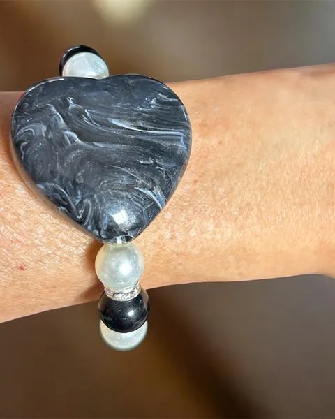 Pulsera con perlas y corazón en negro