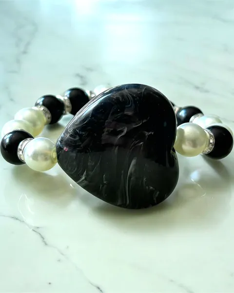 Pulsera con perlas y corazón en negro